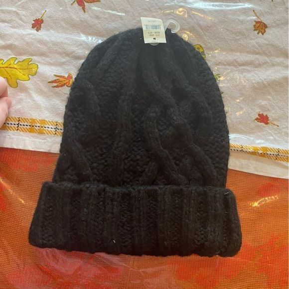Aerie • Cable Knit Beanie in Black - Picture 5 of 6